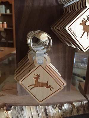 
                  
                    Porte-clés en bois avec un chevreuil.
                  
                