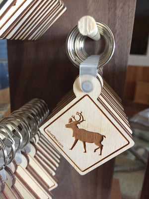 
                  
                    Porte-clés en bois avec un caribou.
                  
                