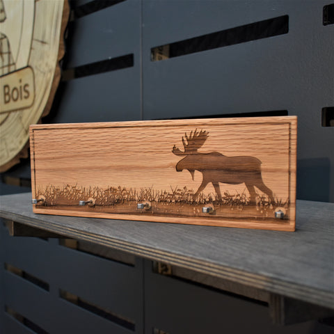 Accroche-clés mural en bois, fait au Québec  avec 5 clous à l'ancienne en guise de crochets.  (Peut aussi servir de support à colliers!)  Dimensions : 11'' x 4''
