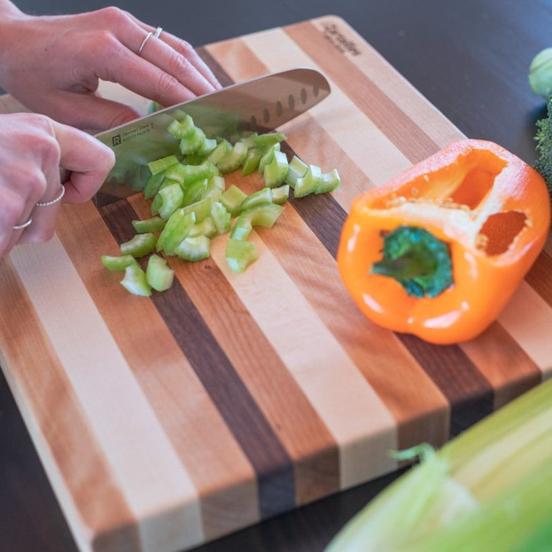 
                  
                    Tu adores cuisiner et tu rêves d’avoir une belle planche à découper à la fois utile et décorative ? “La D-Zartailles” est la planche à découper en bois fabriquée au Québec qu’il te faut! Cette planche à découper peut à la fois servir comme planche à pain, planche de service et planche de présentation. Fait à partir “d’artailles” de bois, chaque planche est unique et chic en ti-péché! 
                  
                