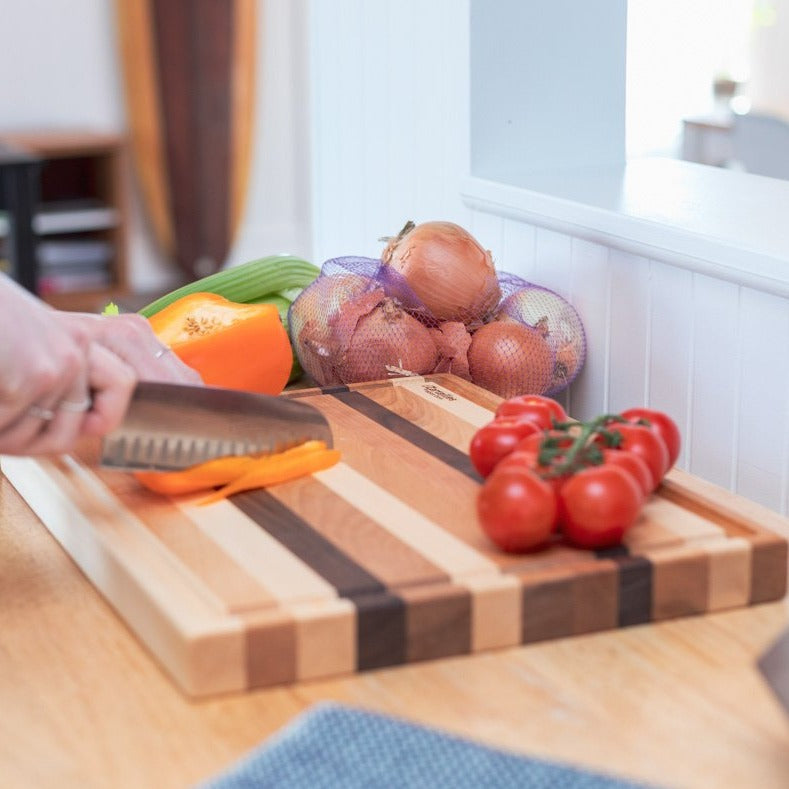 Tu adores cuisiner et tu rêves d’avoir une belle planche à découper à la fois utile et décorative ? “La D-Zartailles” est la planche à découper en bois fabriquée au Québec qu’il te faut! Cette planche à découper peut à la fois servir comme planche à pain, planche de service et planche de présentation. Fait à partir “d’artailles” de bois, chaque planche est unique et chic en ti-péché! 