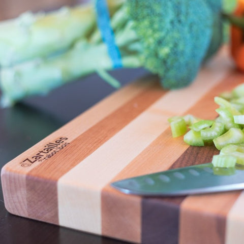 Tu adores cuisiner et tu rêves d’avoir une belle planche à découper à la fois utile et décorative ? “La D-Zartailles” est la planche à découper en bois fabriquée au Québec qu’il te faut! Cette planche à découper peut à la fois servir comme planche à pain, planche de service et planche de présentation. Fait à partir “d’artailles” de bois, chaque planche est unique et chic en ti-péché! 