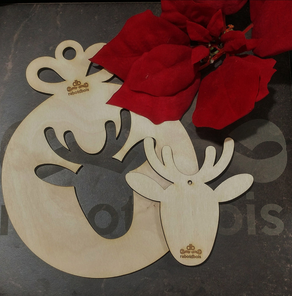 Boule de noël en bois découpé au laser, avec une forme de chevreuil. 