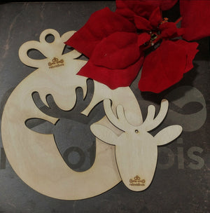 
                  
                    Boule de noël en bois découpé au laser, avec une forme de chevreuil. 
                  
                